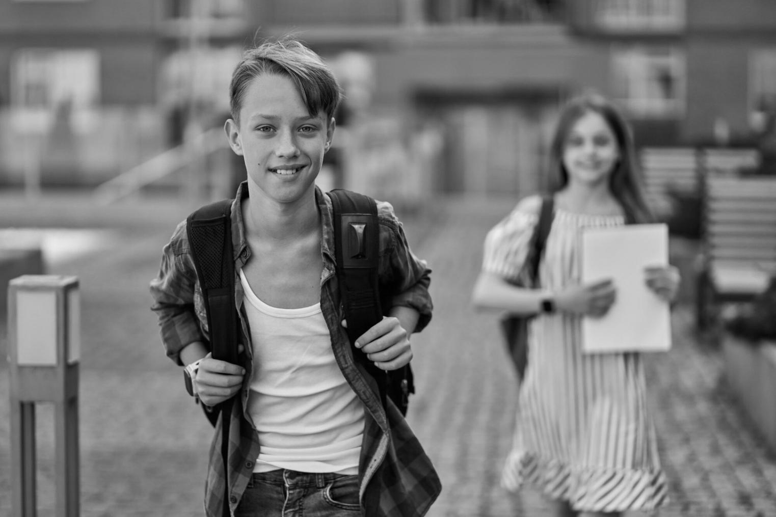 Internationale Studierende beim gemeinsamen Lernen von Finanzkonzepten